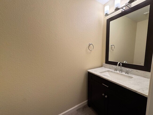 Building Photo - Wonderful 2 story condo in Ashford Ct-Deta...