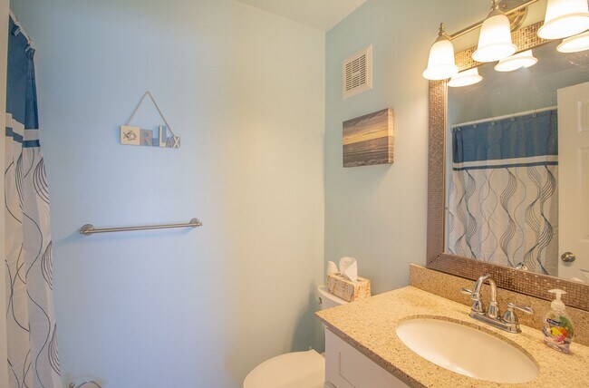 Building Photo - OFF-SEASON FURNISHED RENTAL