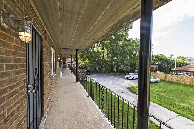 Building Photo - 2109 S 5th Ave