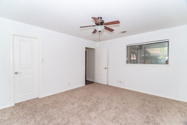 Building Photo - RENOVATED 2-BEDROOM IN WHISPERING OAKS