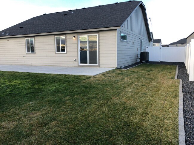 Building Photo - New Edgewood Home in Sagecrest Development!