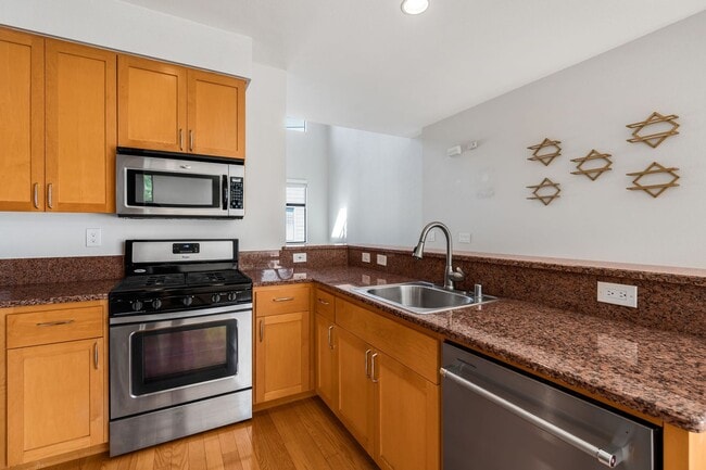 Building Photo - Modern 2BD/2BA Townhome w/ Private Yard, G...