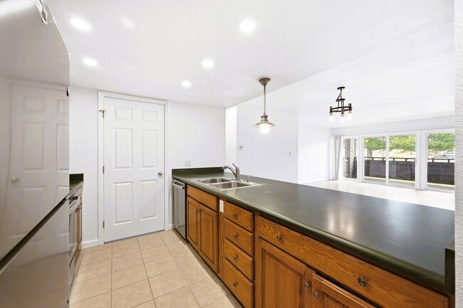 Building Photo - 23712 Pondview Pl