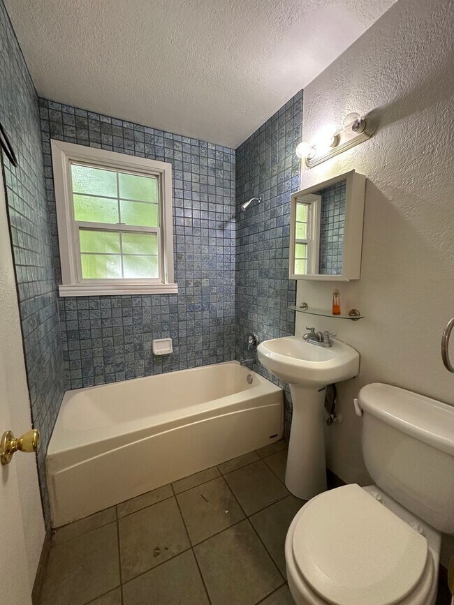 Building Photo - Charming 2 Bedroom, 1 Bath Finch Arboretum Area Home
