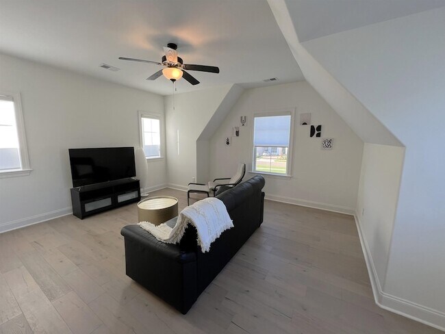Building Photo - 607 Covington Walk Ln S