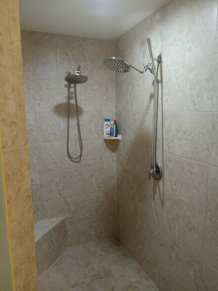 Double walk in shower - 146 N Crestwood Ave