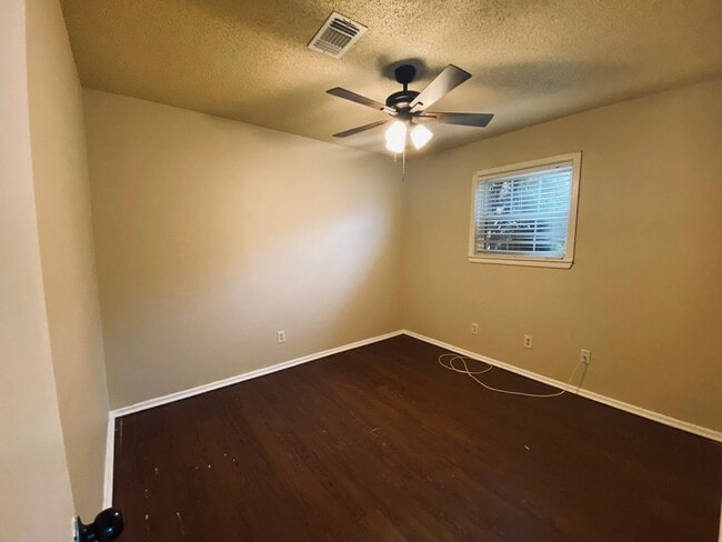 Building Photo - 3 Bedroom Home in Great Location