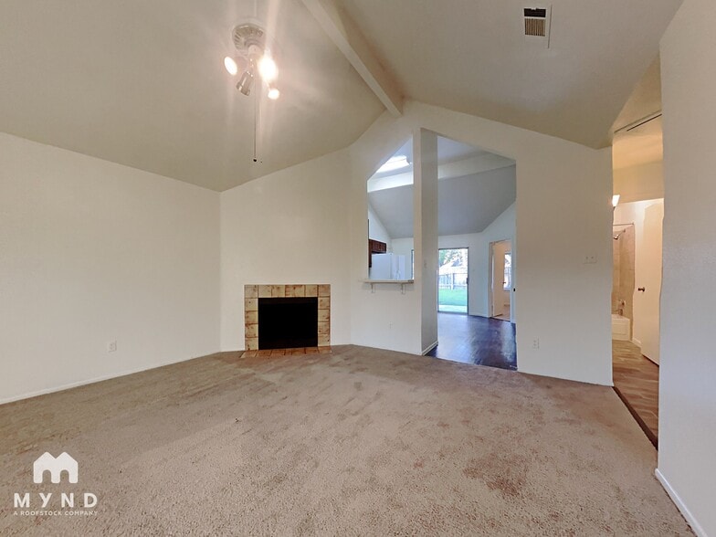 Building Photo - 10002 Green Valley Ln