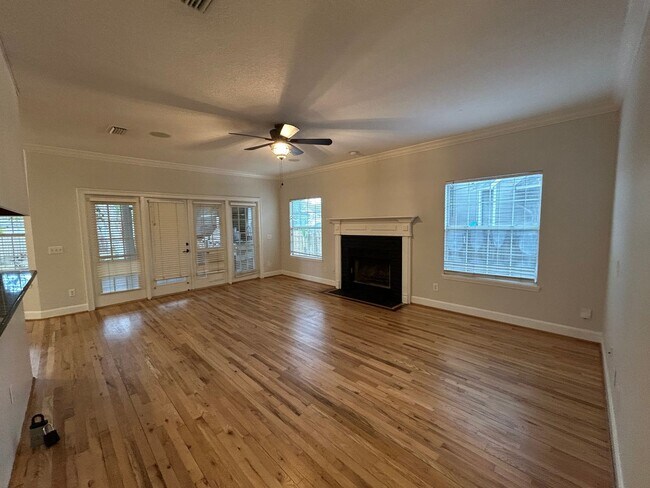 Building Photo - Spacious and Perfectly located 4/2 home in...