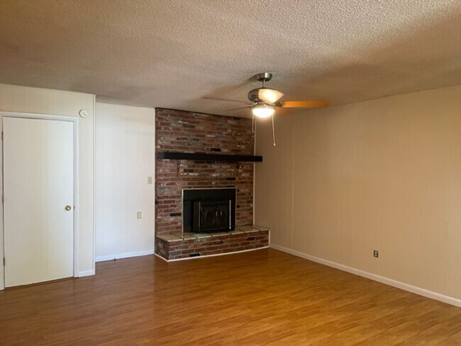 Building Photo - 3 Bedroom, 2 Bathroom, Great Location!