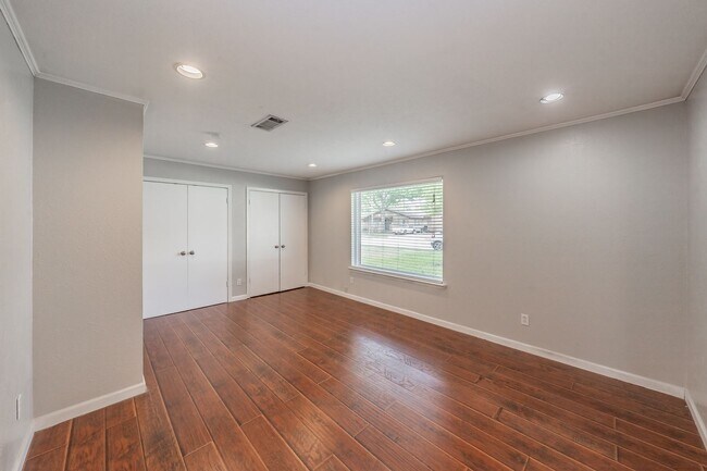 Building Photo - 1300 Potomac Dr