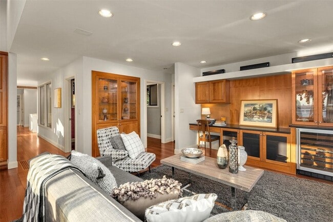 Building Photo - Kirkland View Home