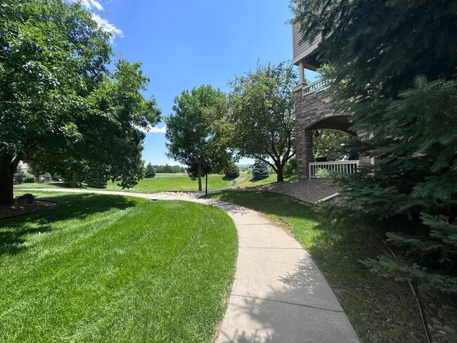 Building Photo - July 1st Move in! Top Floor 2 Bed / 2 Bath...