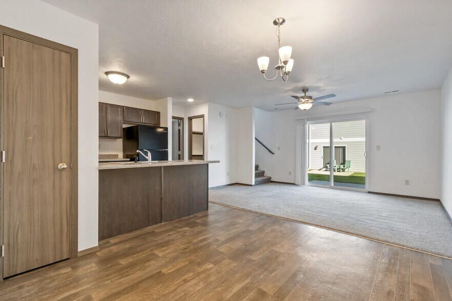 Building Photo - Creekside Commons