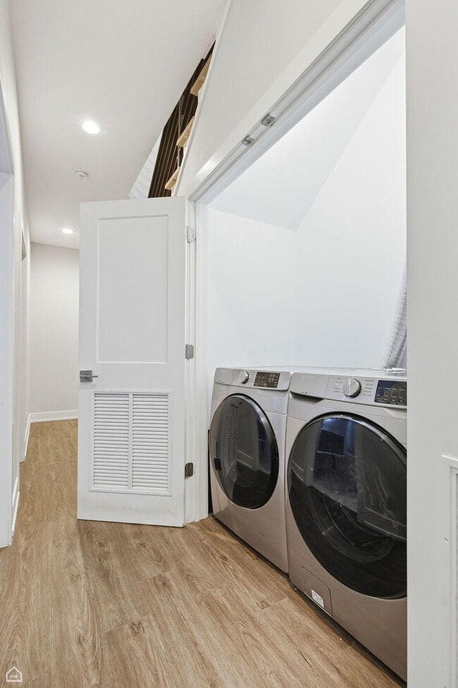 Building Photo - 1042 S Oakley Blvd