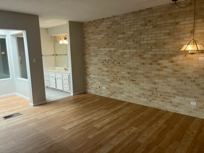 Building Photo - 4449 Walden Ln NE