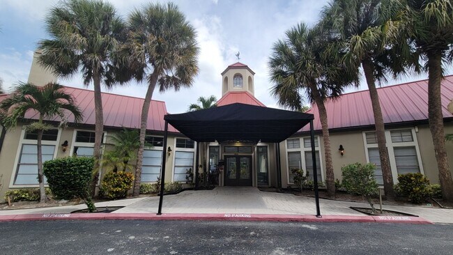 Building Photo - Gated, Updated 2 bedroom, 1 bath Condo in ...