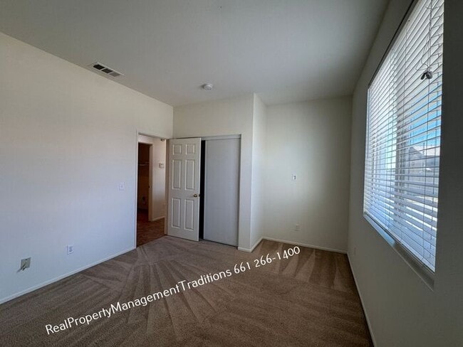 Building Photo - Spaciouse 4 Bed- 3 full Bath + plus Loft Home