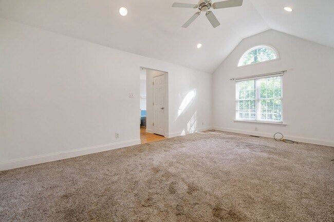 Building Photo - 3 bed, 3.5 bath with expansive deck and fe...