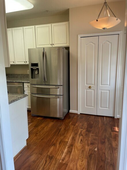 Kitchen - 1813 Kenwood Ave