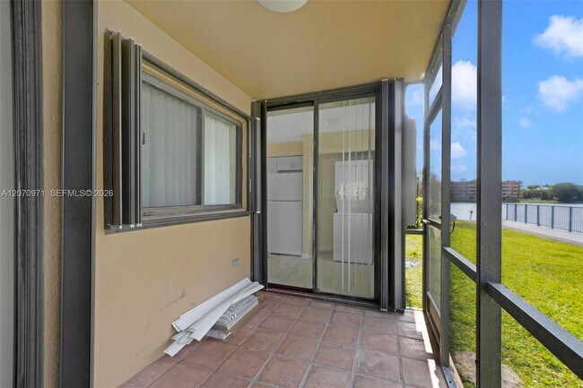 Building Photo - 15545 N Miami Lakeway