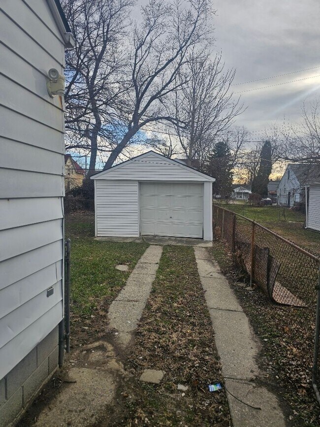 Building Photo - 12944 Rosemont Ave
