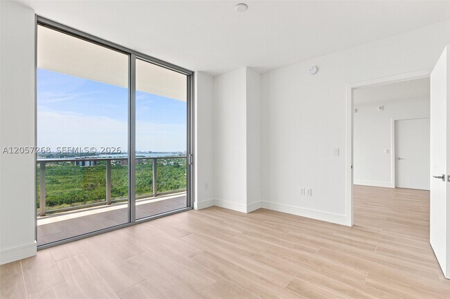 Building Photo - 2411 Laguna Cir
