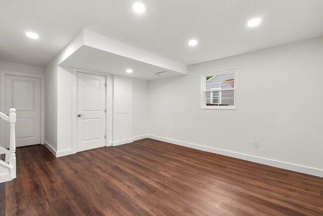 Building Photo - 3 Bed 3 Bath - Silver Spring Split Level -...