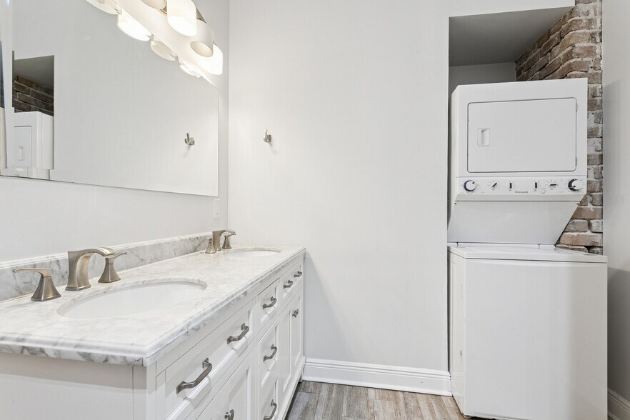 Building Photo - 2622 Annunciation St