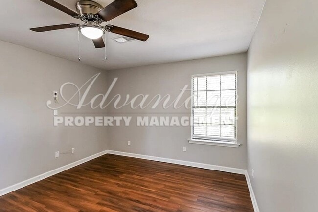 Building Photo - Gorgeous 3 bedroom 2 bathroom home in West...
