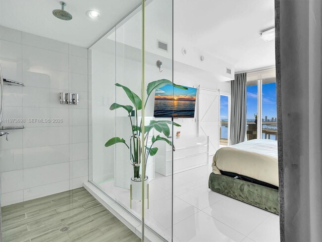 Building Photo - 2020 N Bayshore Dr