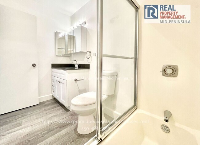 Building Photo - Modern, Light-Filled 3-Bedroom Condo in th...