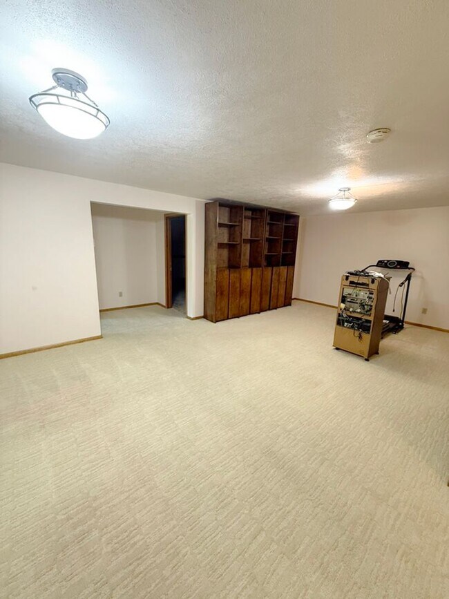 Building Photo - Private and Quiet Six Bedroom Home on 1 Acre, Southside Bozeman