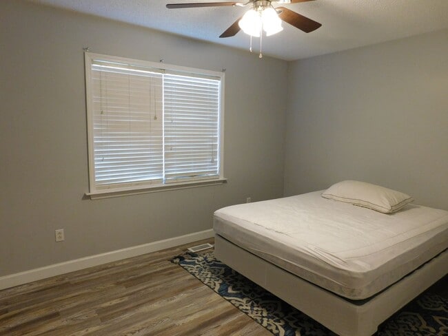 Building Photo - 305 Gibbs Rd