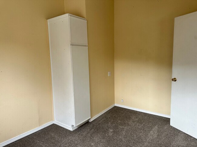 Building Photo - 514 E Woodin Ave