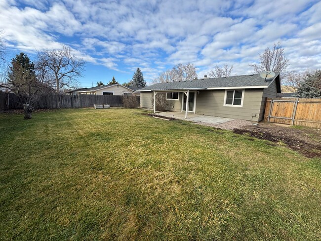 Building Photo - Renovated 2 bedroom 1 bathroom home