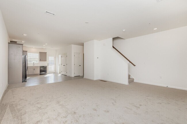 Building Photo - Move in by 12/1/24 for HALF OFF FIRST MONT...