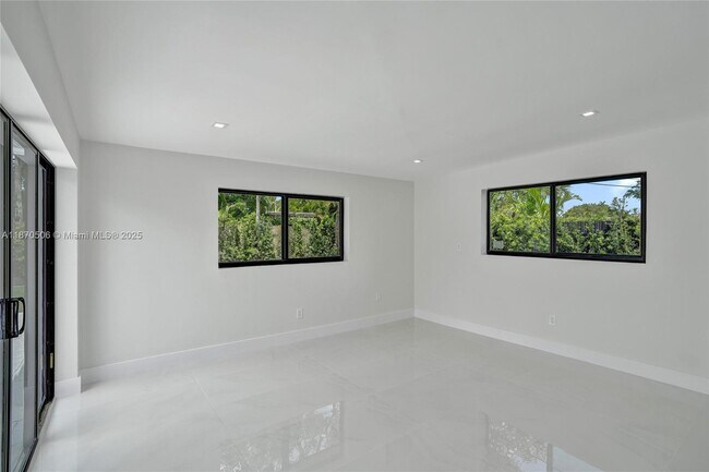 Building Photo - 1931 NE 186th Dr