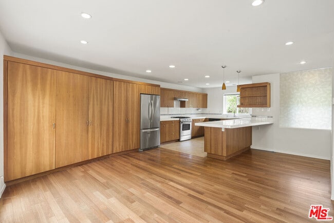 Building Photo - 907 Las Pulgas Rd