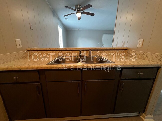 Building Photo - 5866 Century Oaks Dr