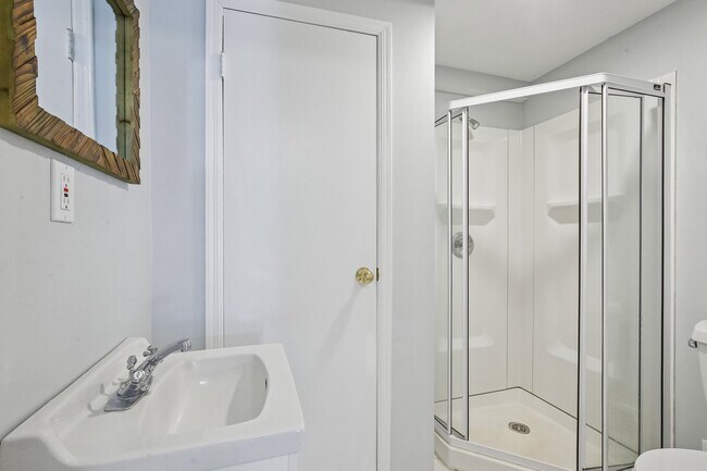 Building Photo - 13 Eton Ct