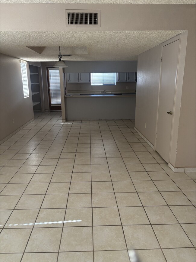 Building Photo - 833 S Avenue A