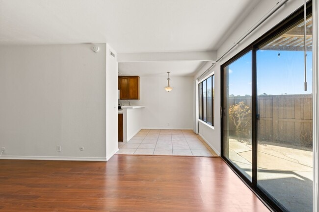 Building Photo - Spacious & Central 3BR/2.5 BA Town Home