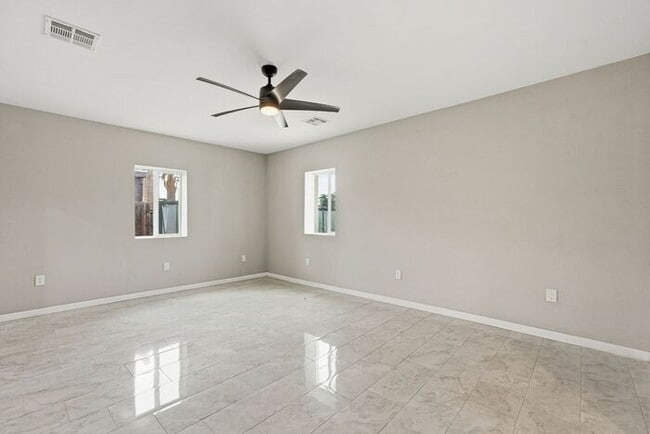 Building Photo - Bright, Fresh & Pet-Friendly — 3BR Retreat Minutes from U of A