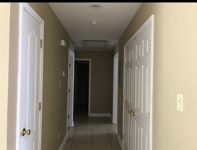 Building Photo - 6155 E Lamar St