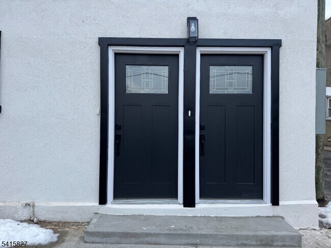 Building Photo - 188 Heckel St