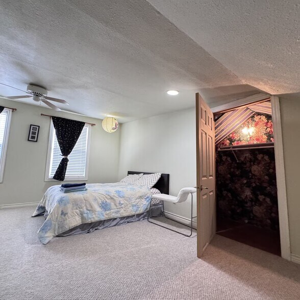 Building Photo - 3210 Jordan Dr