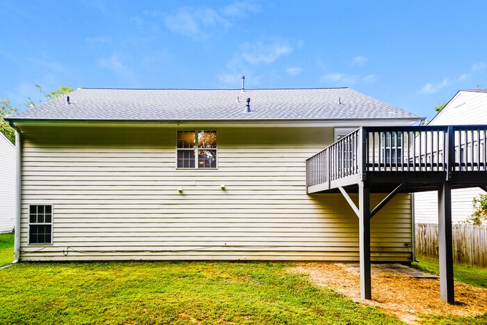 Building Photo - 700 Castlebrooke Dr SE