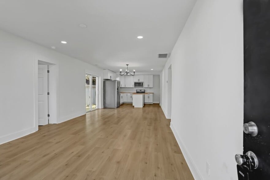 Building Photo - 636 W 48th St