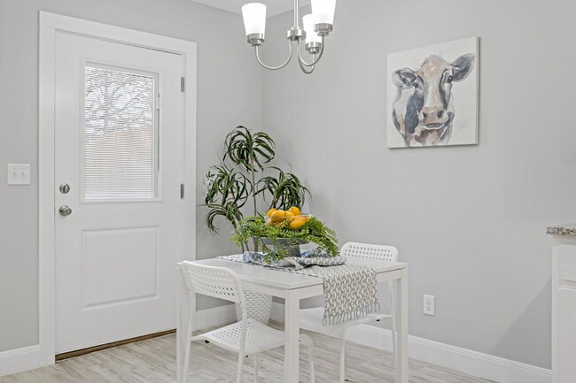 Building Photo - "Charming Denison Duplex with Granite Eleg...